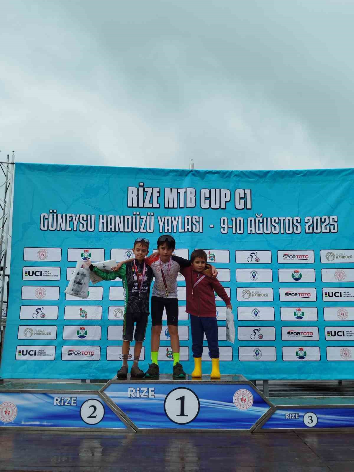 Akhisarlı sporculardan Rize’de madalya şöleni