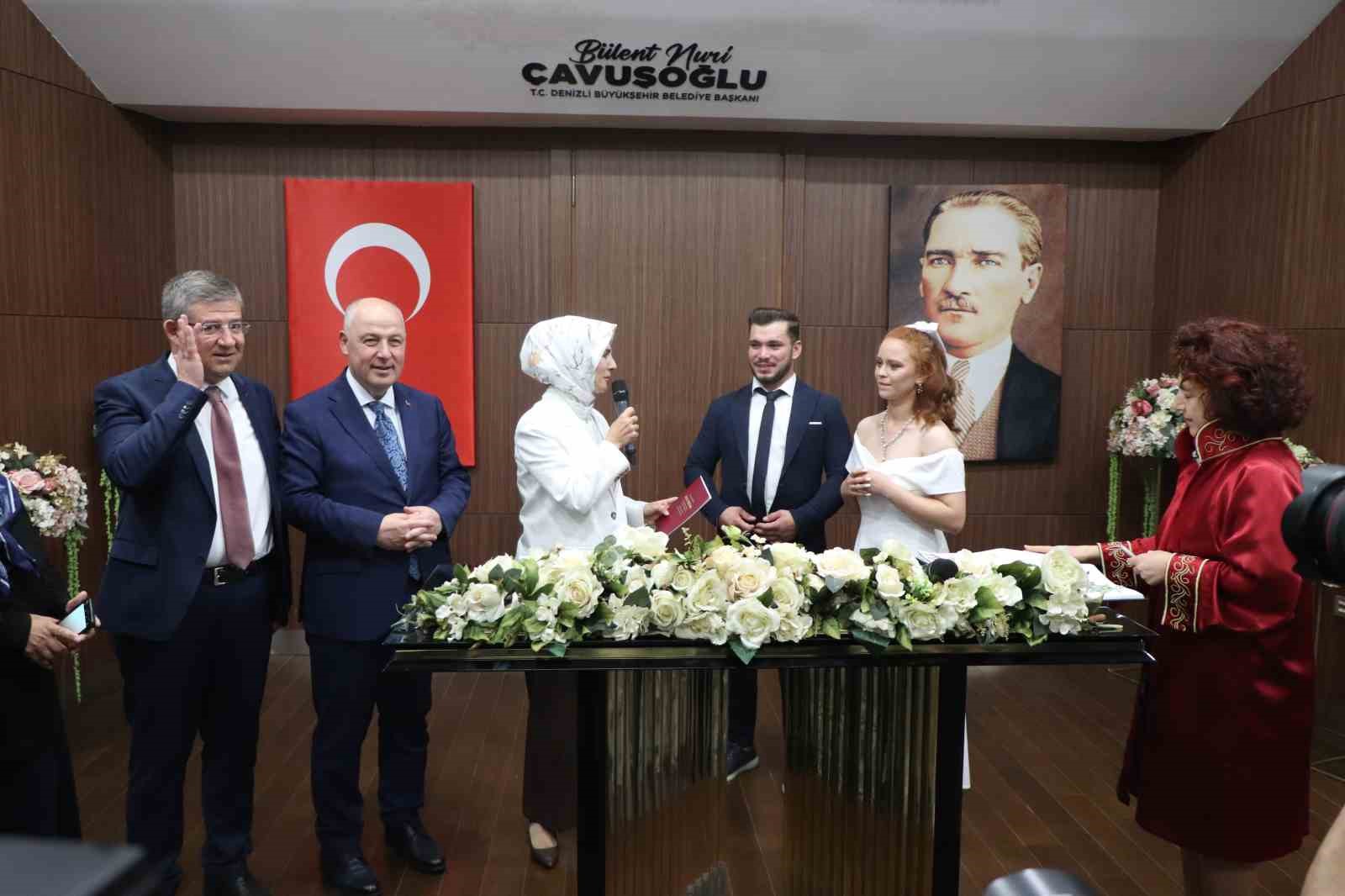 Bakan Göktaş, Aile ve Gençlik Fonu kullanan çiftin mutluluğuna ortak oldu