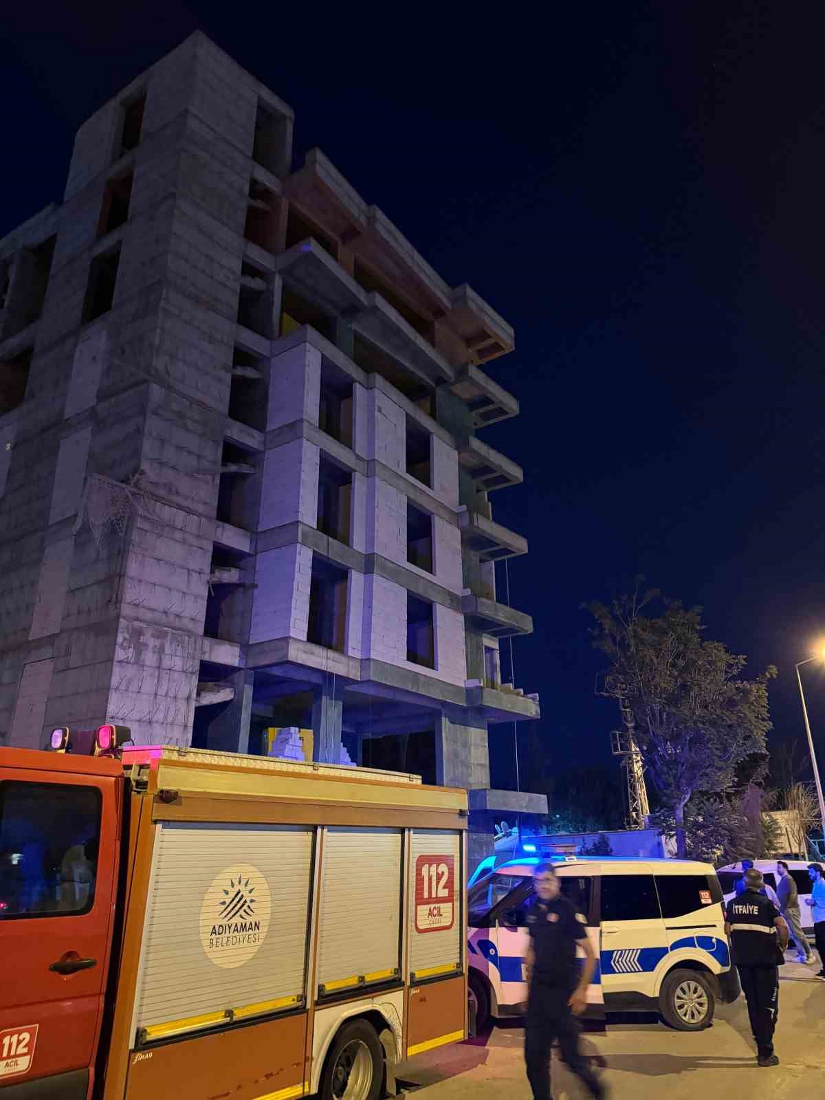 Trafik cezasına kızarak binanın tepesine çıktı