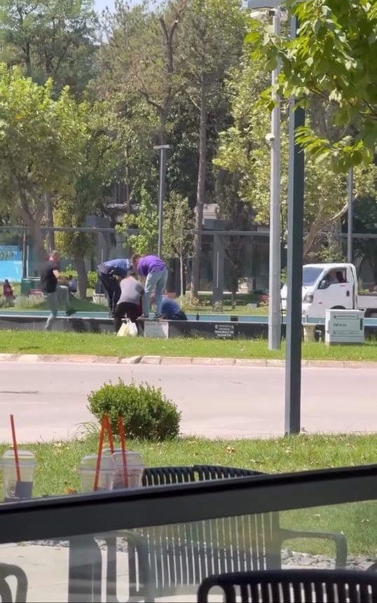Bursa’da alkollü şahıs süs havuzuna düştü