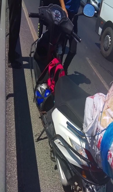 Florya’da bir motosikletli facianın eşiğinden döndü: Araçların altında kalmaktan son anda böyle kurtuldu