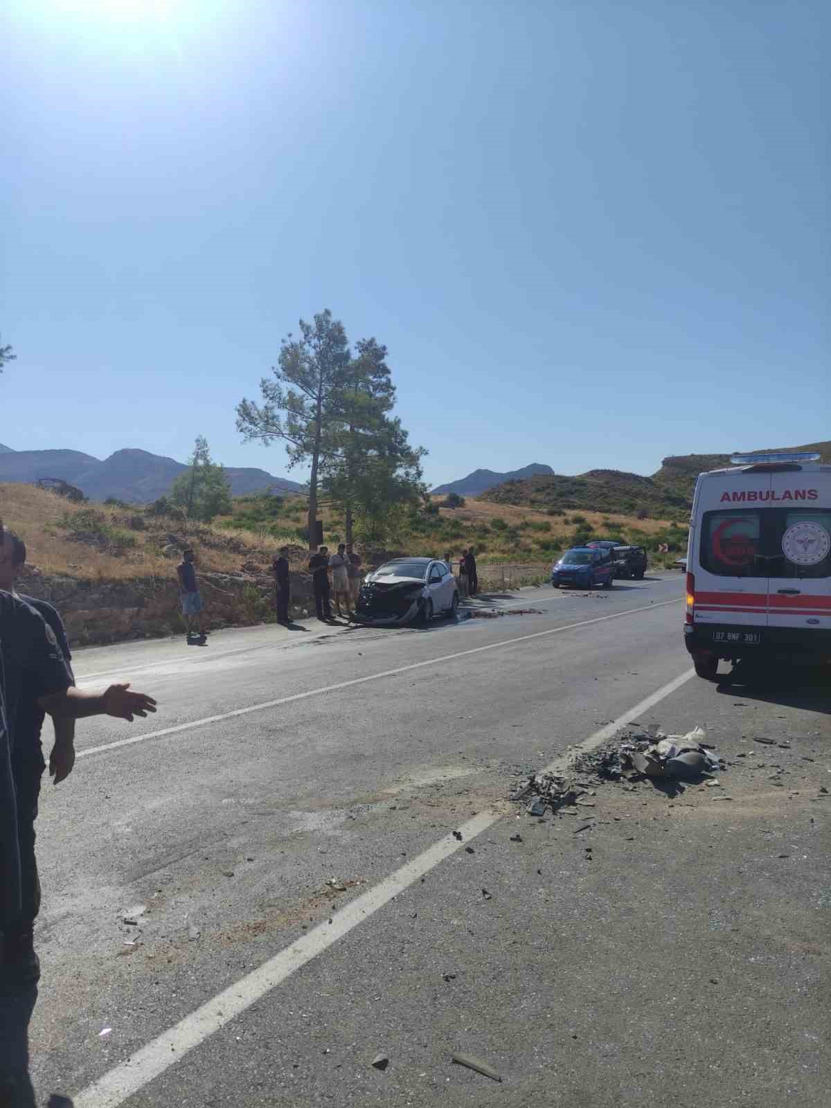 Antalya’da otomobiller kafa kafaya çarpıştı: 1’i ağır 6 yaralı