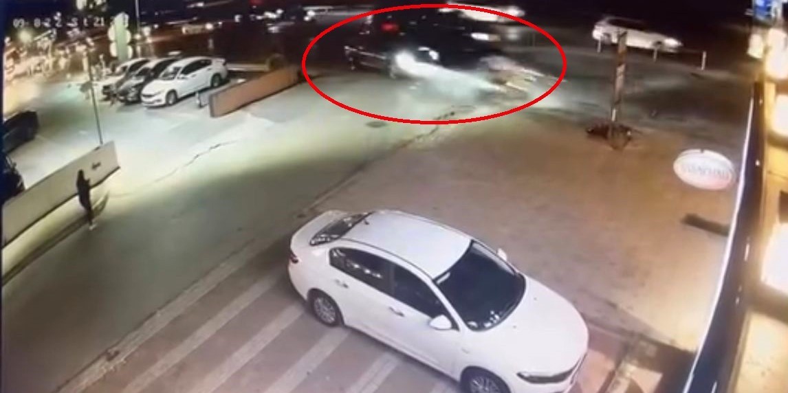 Hızla ilerleyen motosikletli böyle kaza yaptı