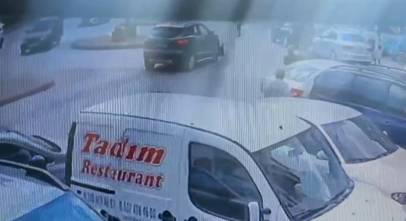 Otomobil ile motosikletin çarpıştığı kaza kamerada: 1 yaralı
