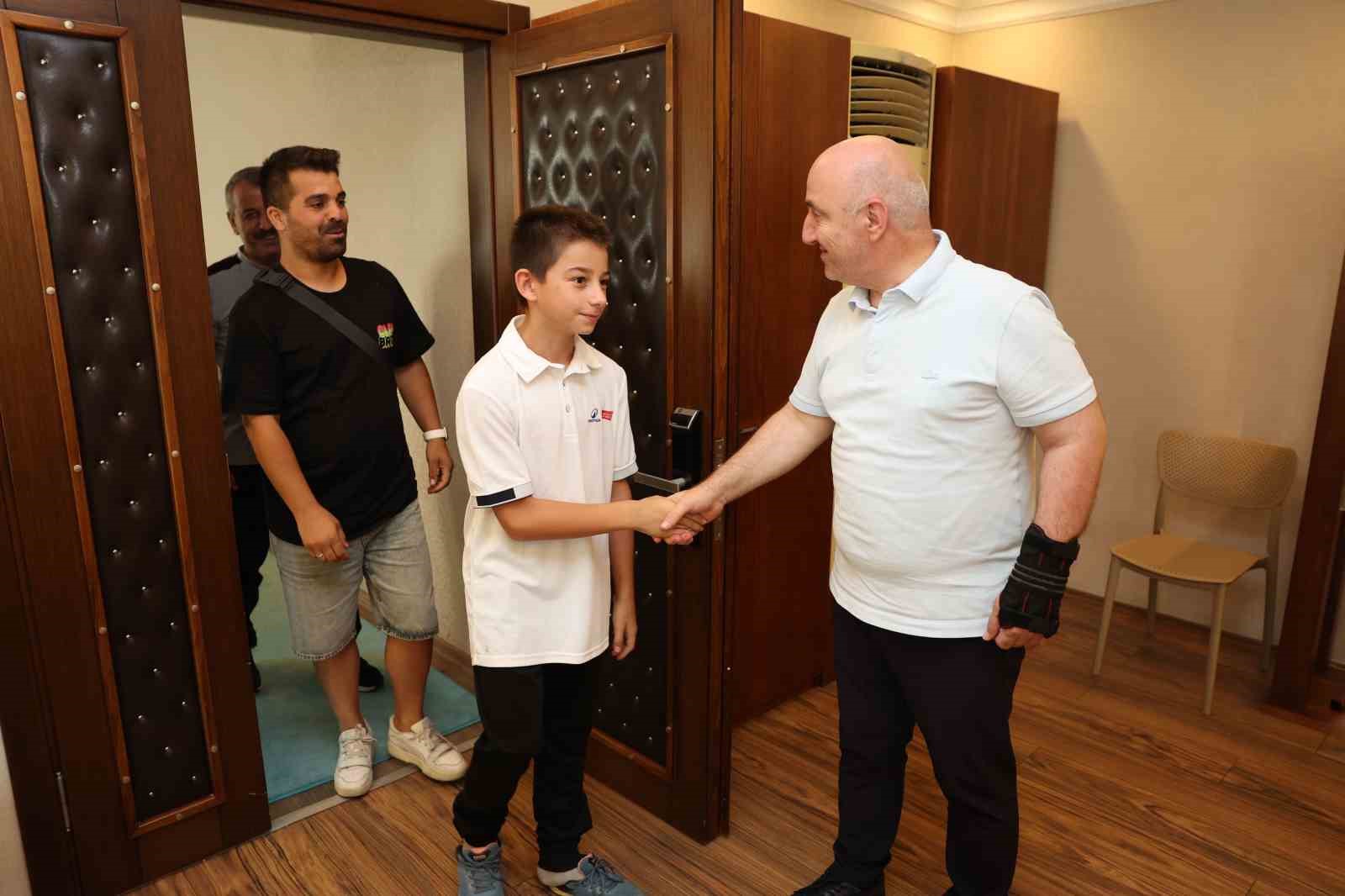 Şampiyon Darıca sporcular kupalara ambargo koydu