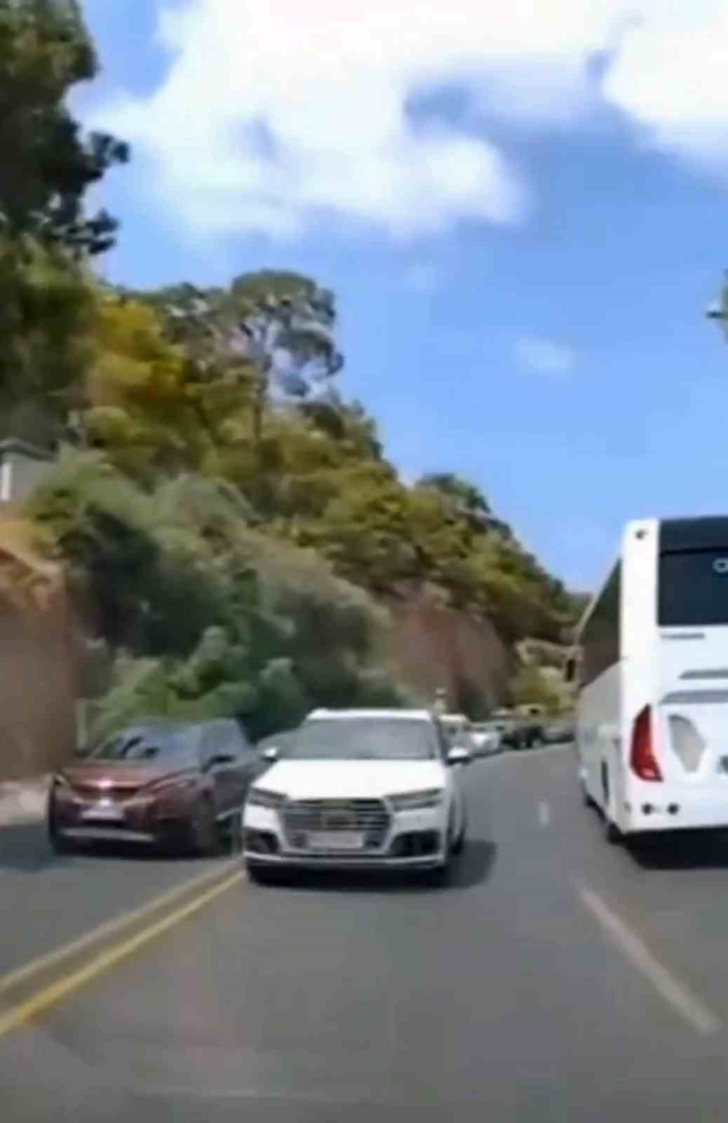 Ölüdeniz’de trafiği tehlikeye düşüren yabancı plakalı araç cezadan kurtulamadı