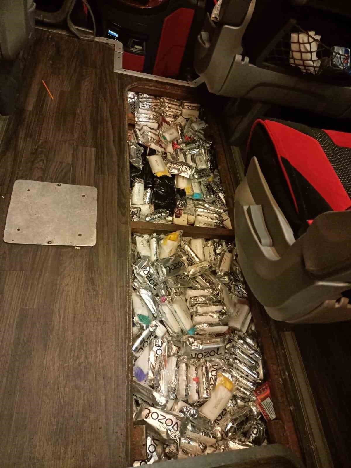 Otobüs zeminine zulalanmış 990 kaçak elektronik sigara ele geçirildi