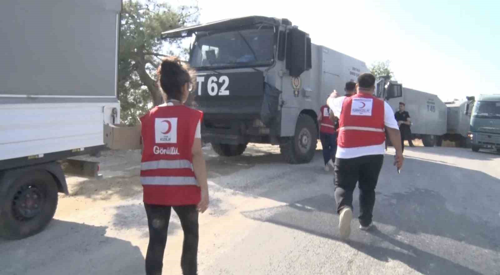 Çanakkale’de alevlerle mücadele eden ekip ve vatandaşlara Kızılay’dan yardım