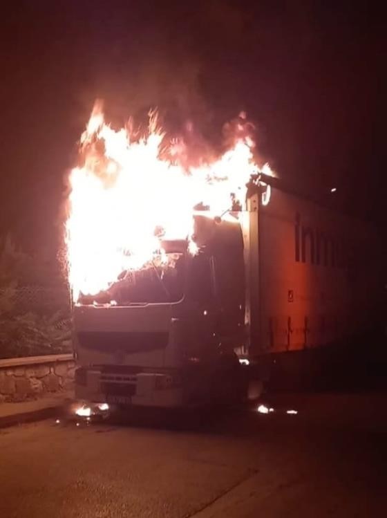 Bursa’da park halindeki tır alev alev yandı