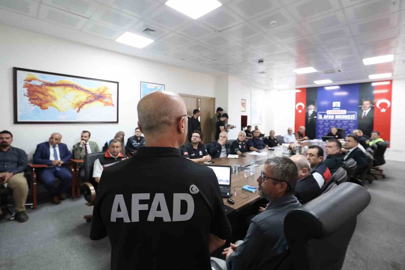 İçişleri Bakanı Ali Yerlikaya, Çanakkale AFAD İl Müdürlüğü’nde
