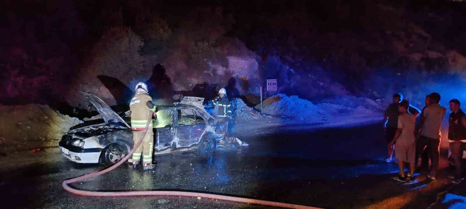 Hatay’da 2 farklı noktada çıkan yangında 2 araç yandı
