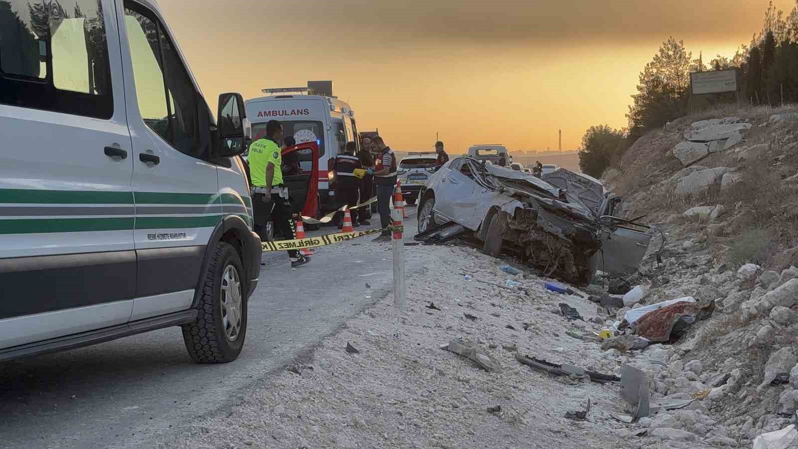 Gaziantep’te iki otomobil çarpıştı: 3 ölü, 3 yaralı