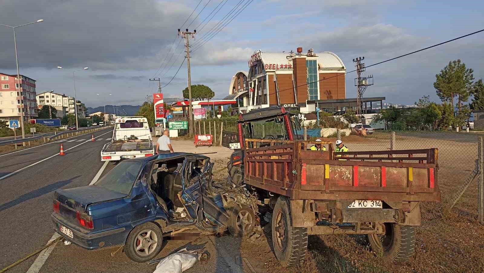 Ordu’da otomobil park halindeki traktöre çarptı: 1 ölü