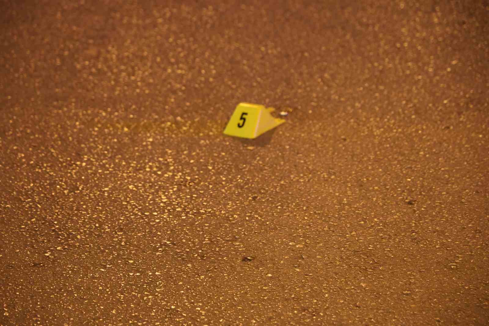 Sokak ortasında silahla defalarca ateş edildi, polis şüphelilerin peşine düştü