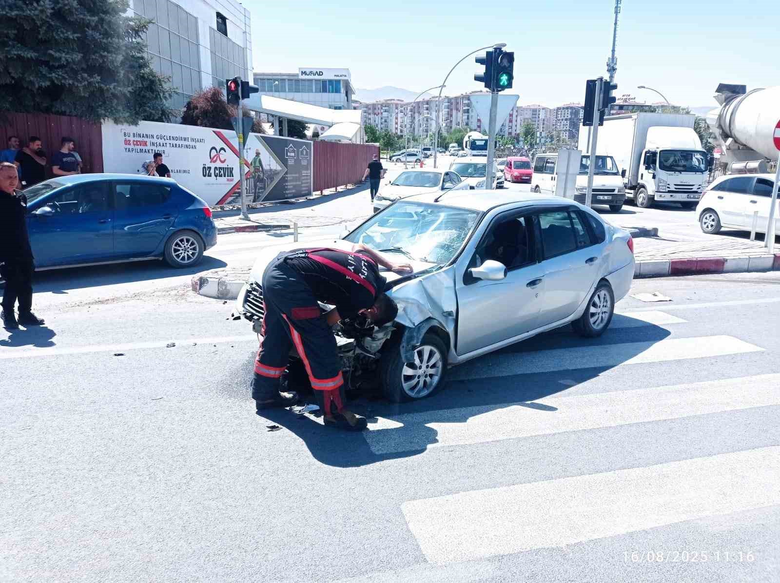 Malatya’da kaza ihbarına giden ambulans kaza yaptı
