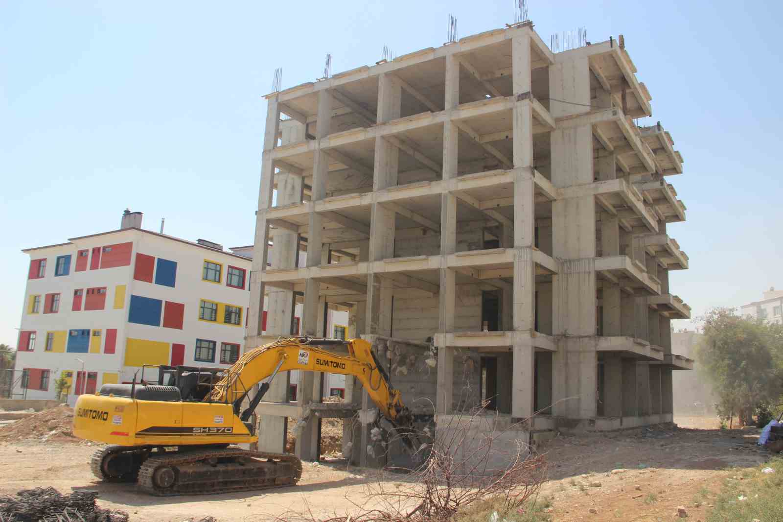 Müteahhit kendisini ihbar etti: Bina mühürlenerek yıkımı yapıldı