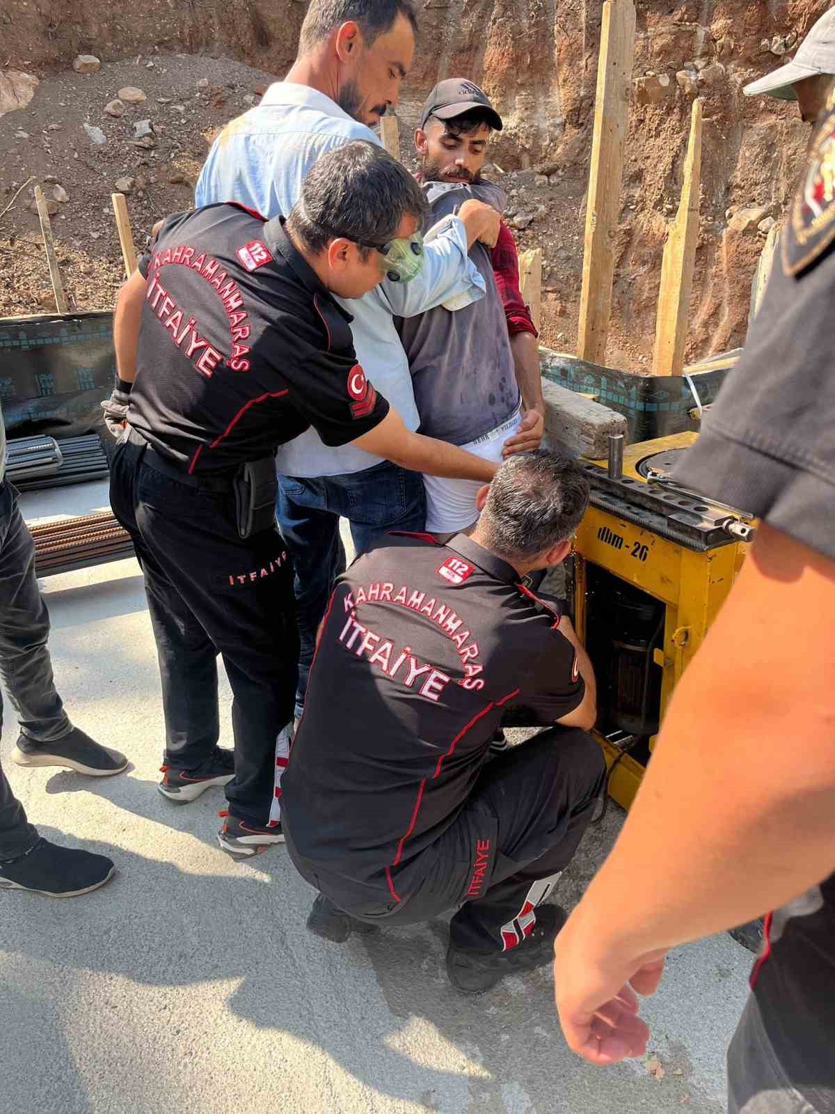 Vücuduna demir saplanan işçiyi itfaiye ekibi kurtardı