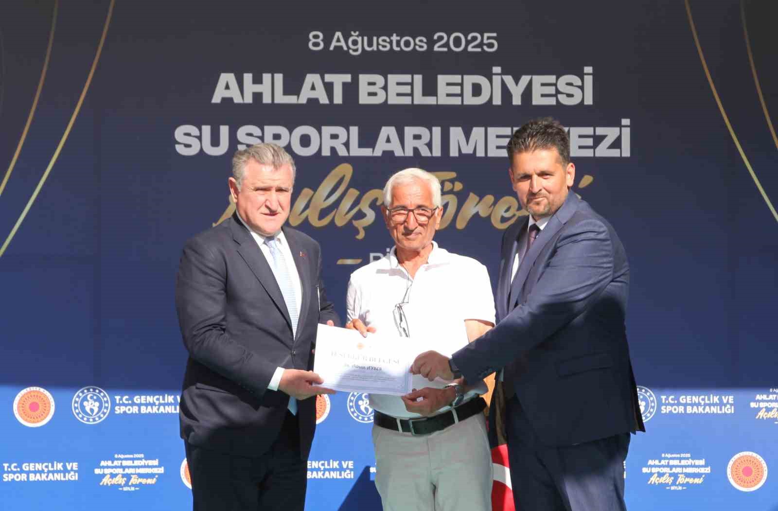 Gençlik ve Spor Bakanı Osman Aşkın Bak Bitlis’te