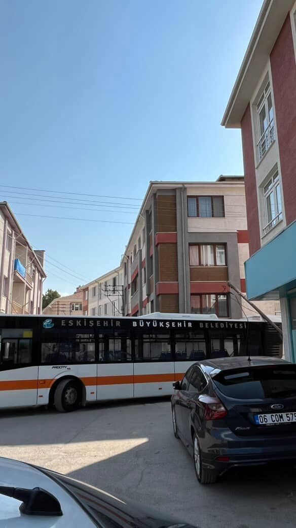 Belediye otobüsü elektrik direğini devirdi