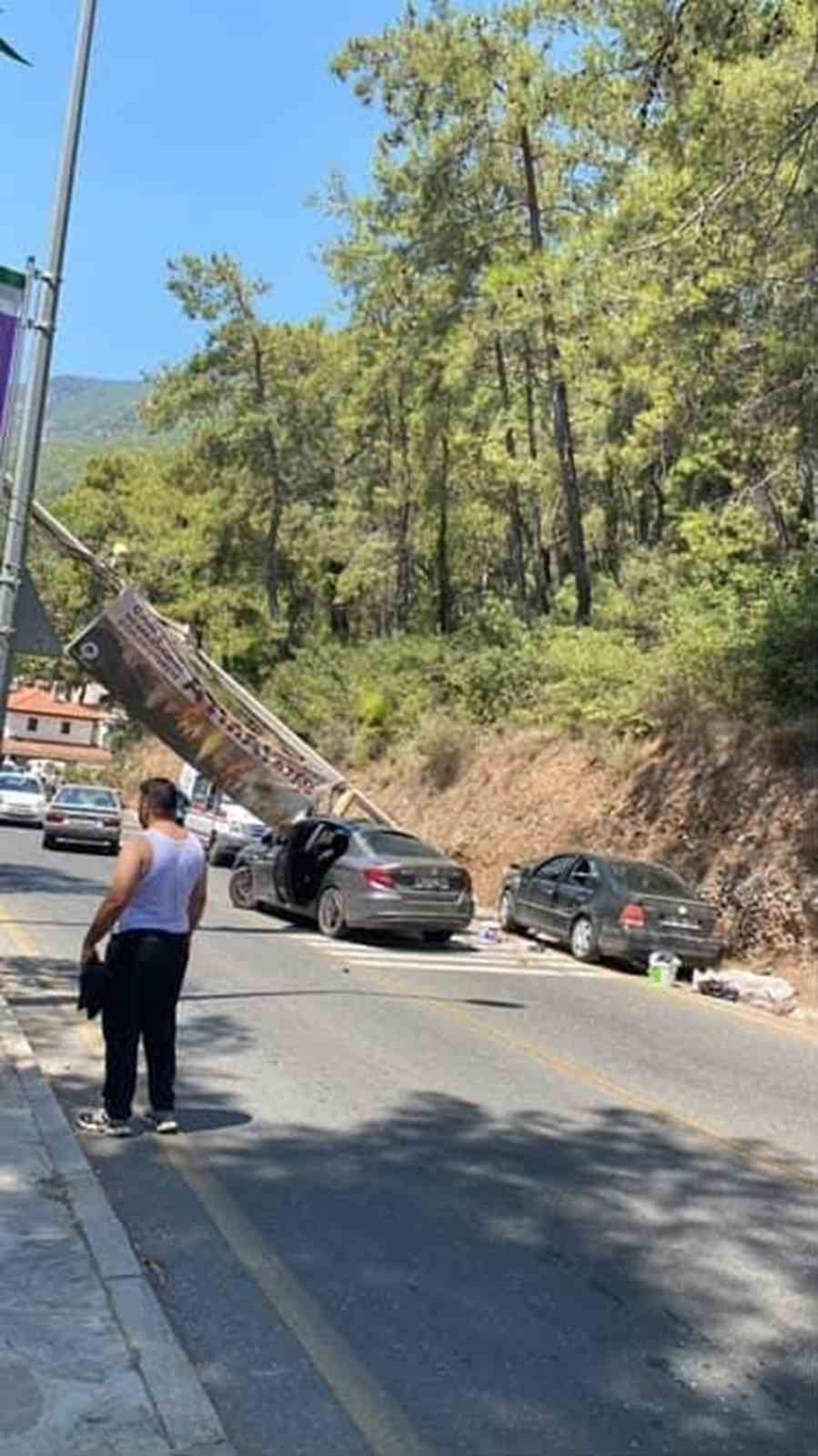 Akyaka’da freni patlayan araç aydınlatma direğine çarptı