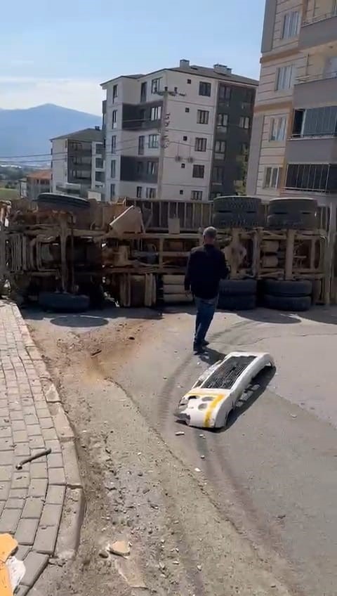 Bursa’da freni patlayan kamyon site duvarına çarptı