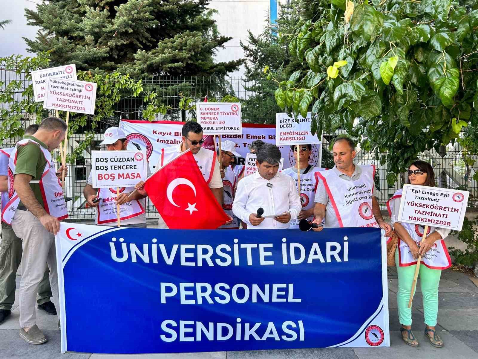 Üniversite idari personeli eylem yaptı