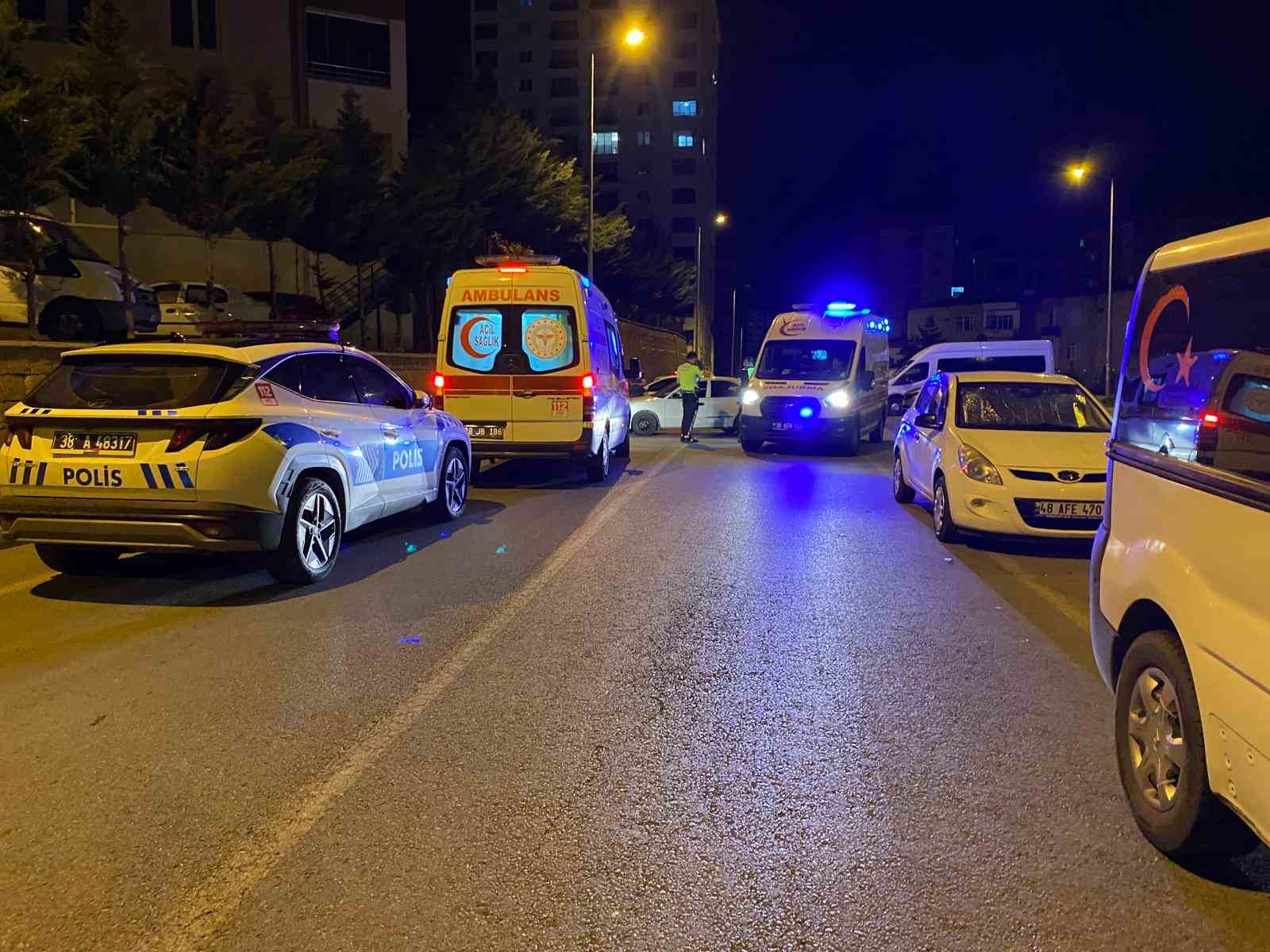 Motosiklet ile otomobil çarpıştı: 2 yaralı