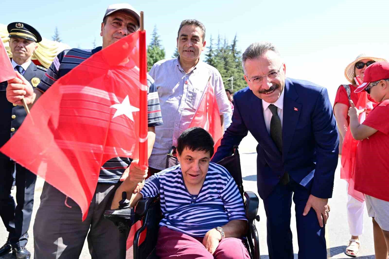 Zafer Bayramı, resmi geçit töreni ile coşkuyla kutlandı