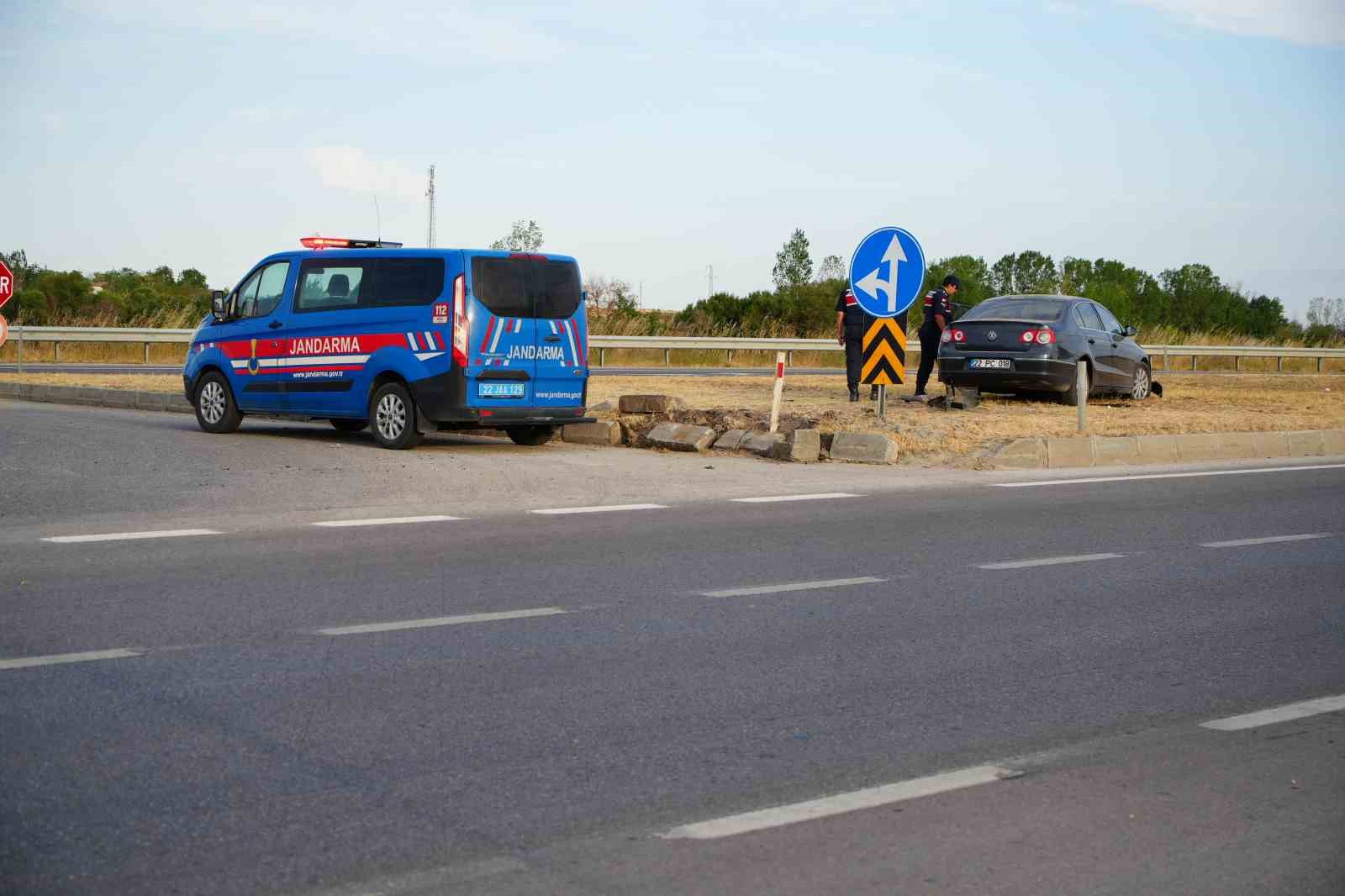 Edirne’de yoldan çıkan otomobil refüje çıktı: 5 yaralı