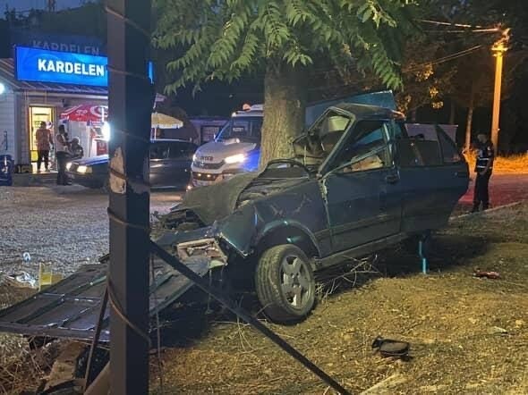 Ağaca çarpan Fiat Tofaş araç hurdaya döndü: 1 ağır yaralı