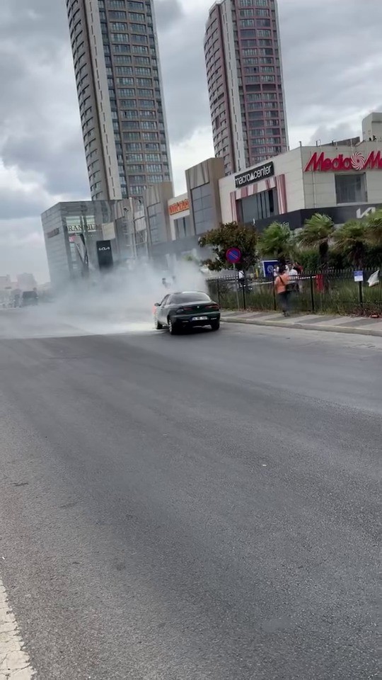 Ataşehir’de araç yangını