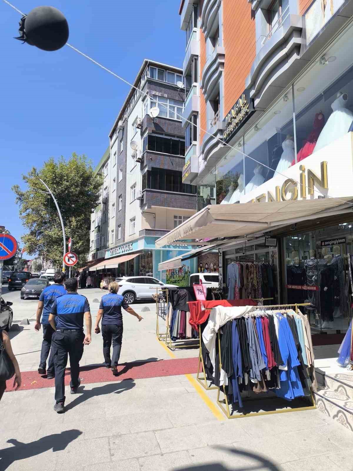 Sultangazi’de zabıtalardan kaldırım işgaline geçit yok