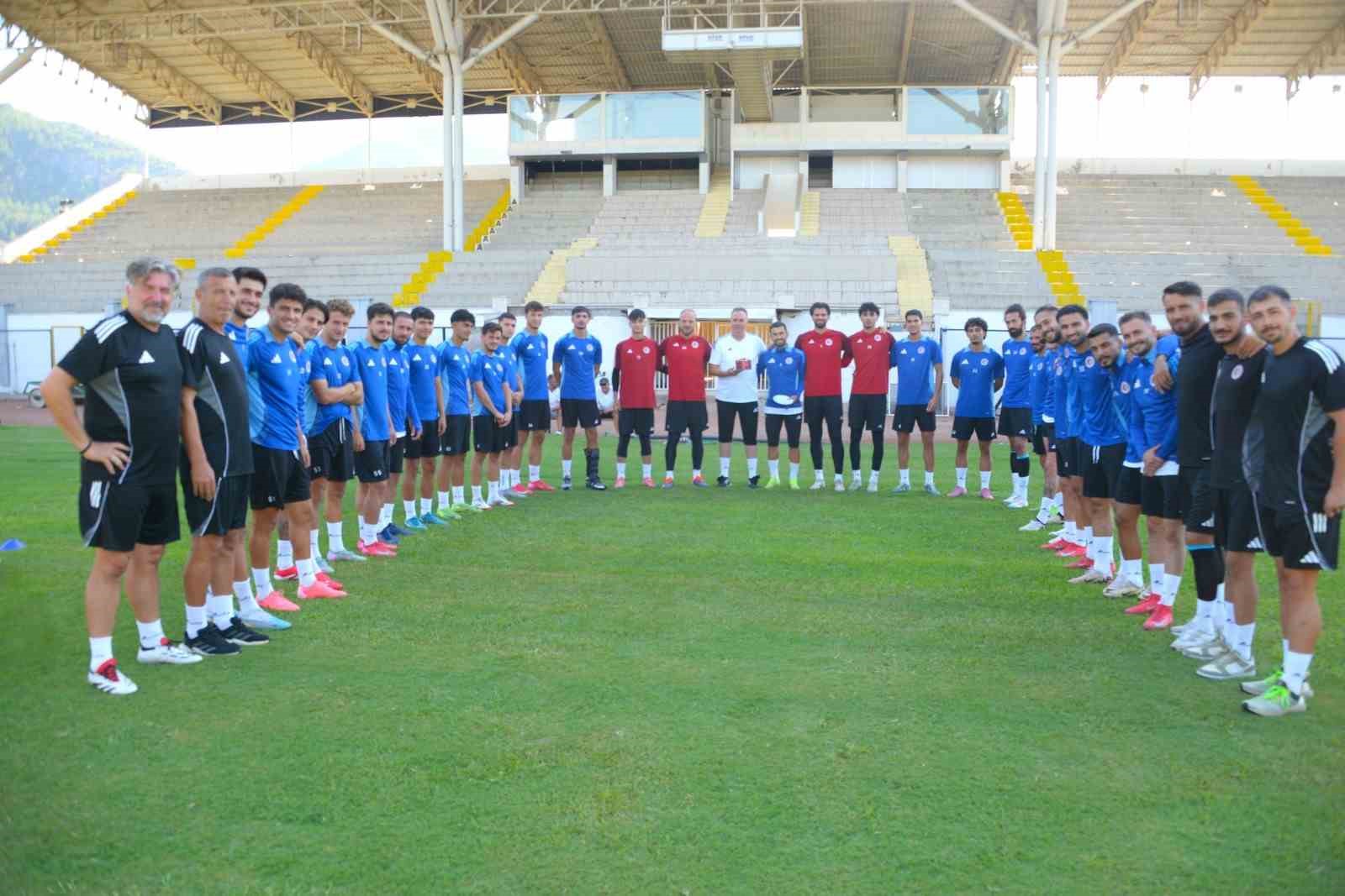 Fethiyespor Teknik direktörü Dinçel’e Çifte Doğum Günü Kutlaması
