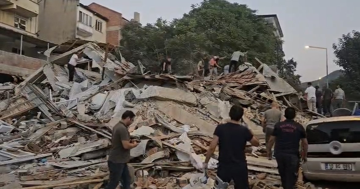 Balıkesir’de 6.1’lik deprem: Bir bina çöktü