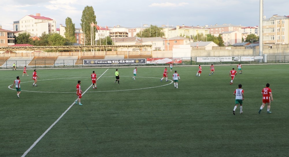 Başkan Demir, turnuva maçını tribünden izledi