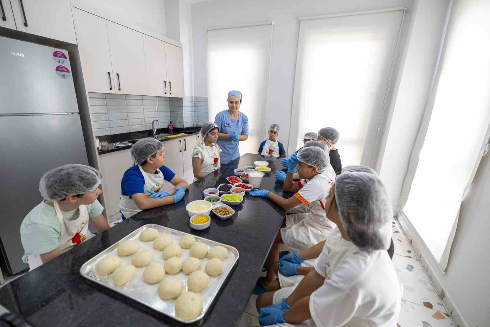 Mersin’de minik şefler yemek yapmayı öğreniyor