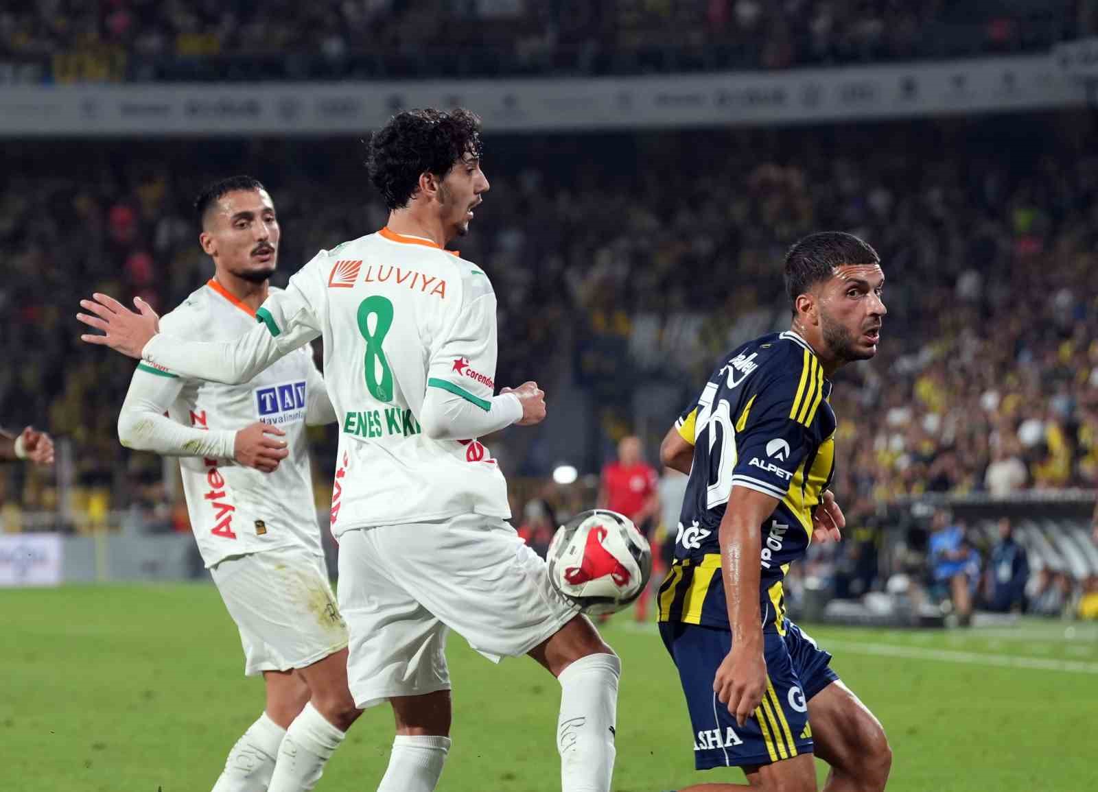 Trendyol Süper Lig: Fenerbahçe: 0 - Corendon Alanyaspor: 1 (İlk yarı)
