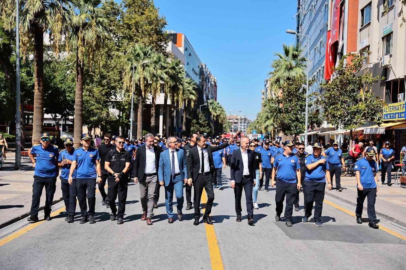 CHP’li belediye başkanı kutlamalara belinde silahla katıldı