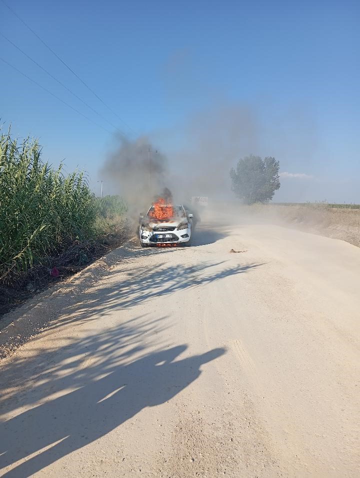 Otomobil alev alev yandı