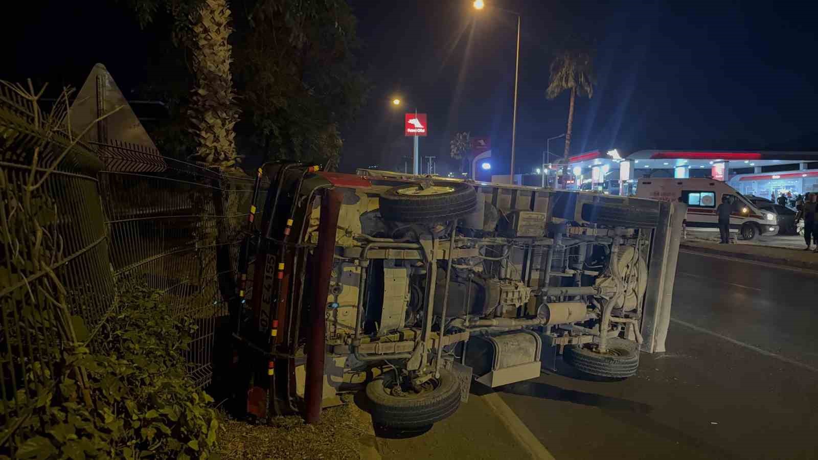 Gazipaşa’da devrilen kamyonetin sürücüsü ve eşi yaralandı