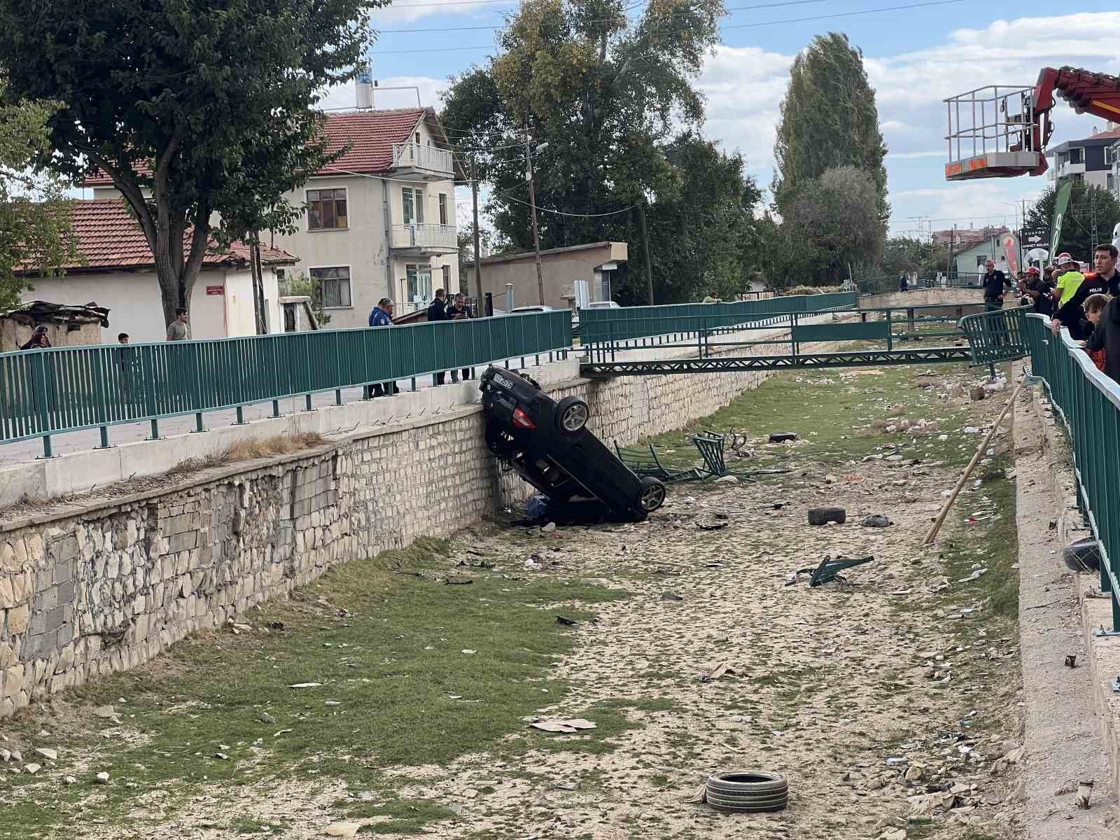 Otomobilin kanala uçtuğu kaza anı kamerada