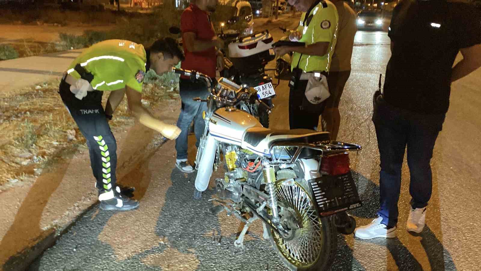 Kazaya karışan plakasız motosiklet trafikten men edildi