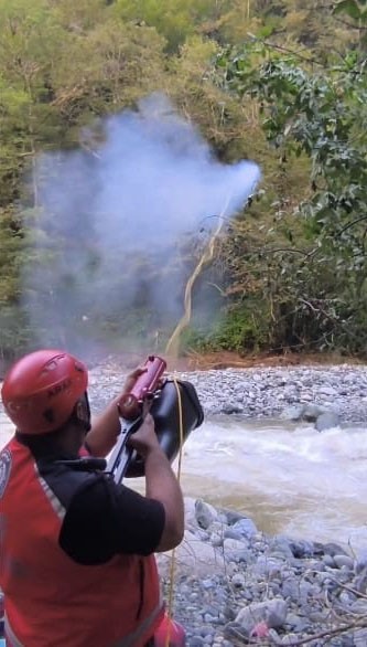 Rize’de kullandığı teleferik selde zarar görünce evinde mahsur kalan kadın kurtarıldı