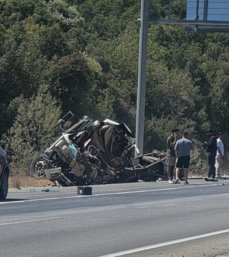 Antalya’da tır devrildi, ortalık savaş alanına döndü: Genç sürücü hayatını kaybetti