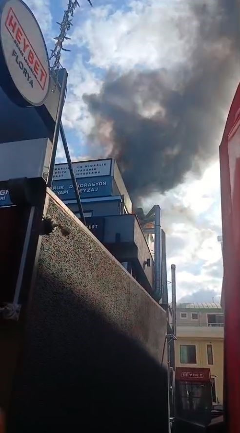 Bakırköy’de 3 katlı binanın çatısında çay demlerken kazan patladı, çatı alevlere teslim oldu
