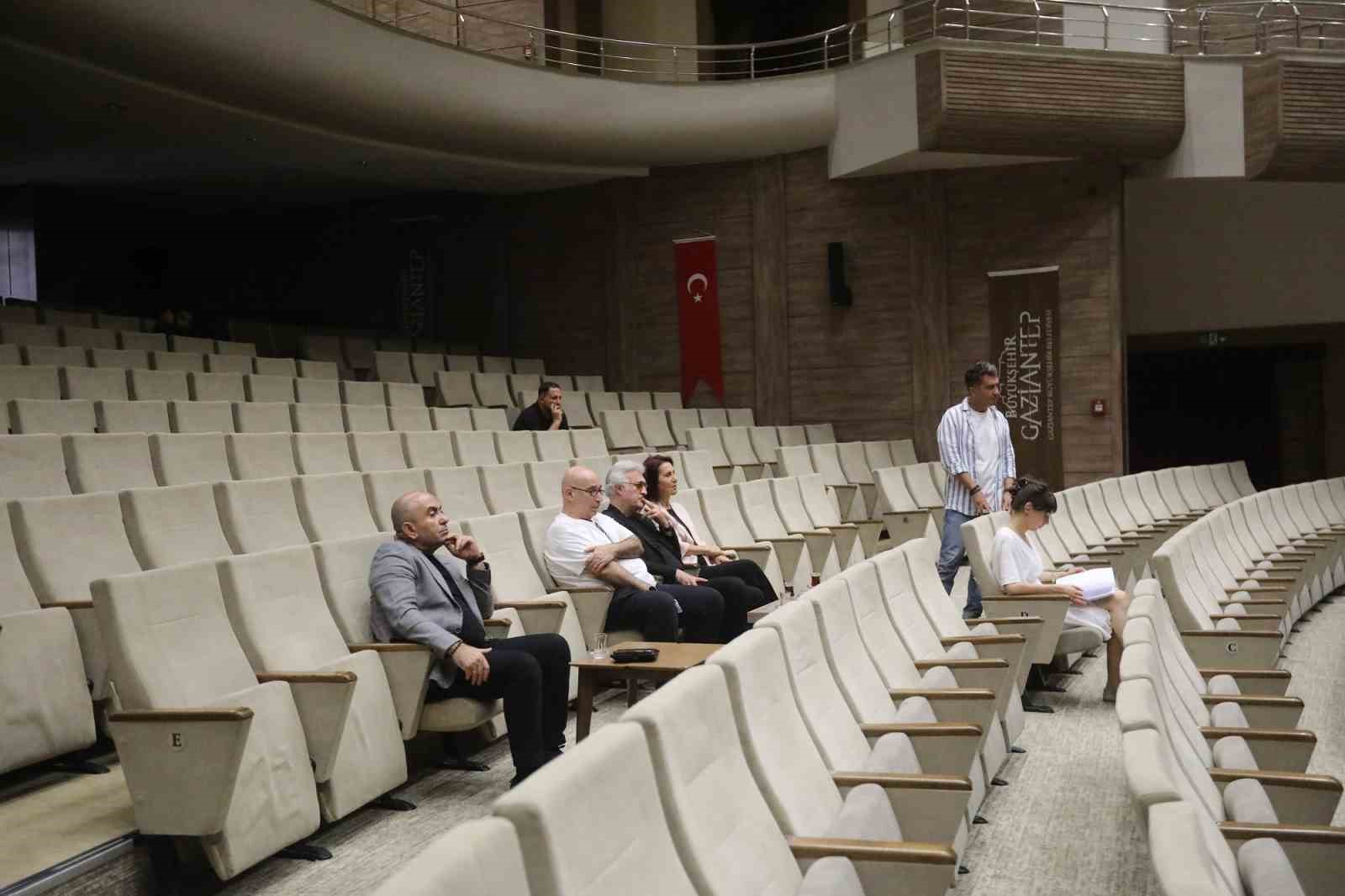 Devlet tiyatroları genel müdürü Karadağlı Gaziantep şehir tiyatrosu provasında