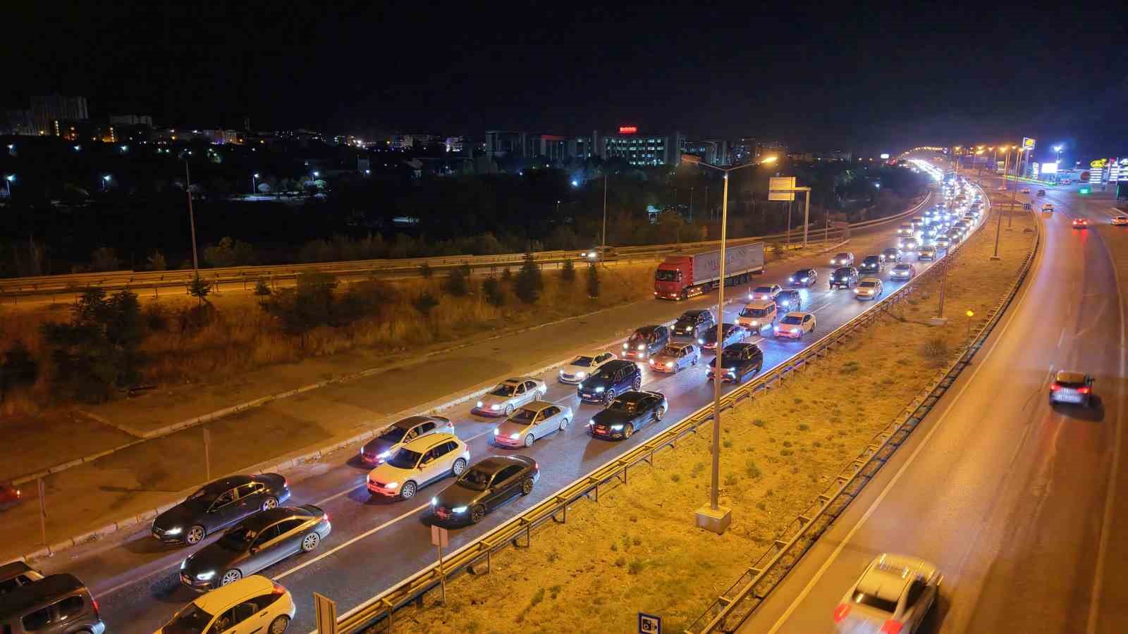 43 ilin geçiş güzergahında hafta sonu trafiği böyle görüntülendi