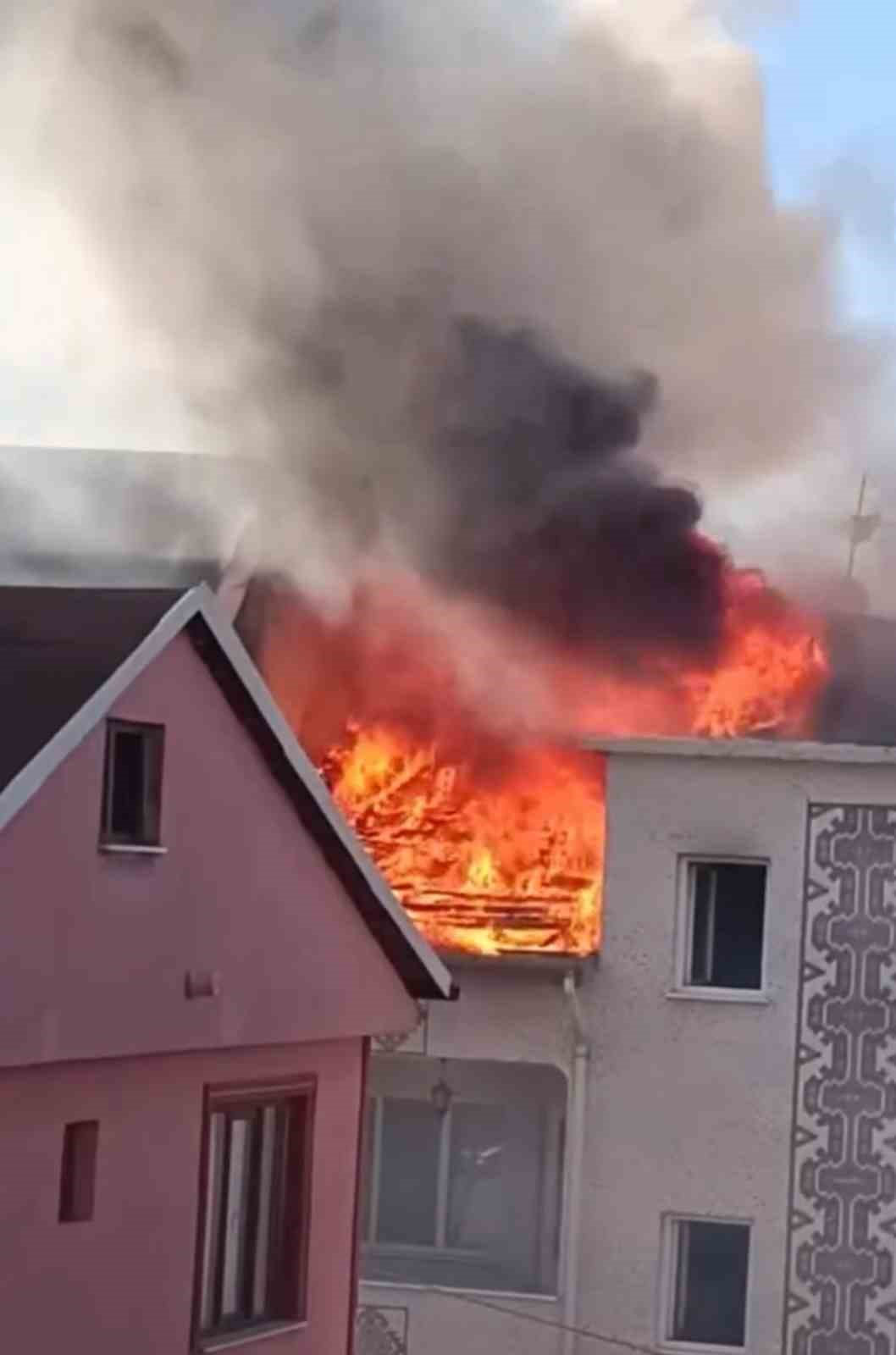 Bursa’da 3 katlı binanın çatısı alev alev yandı