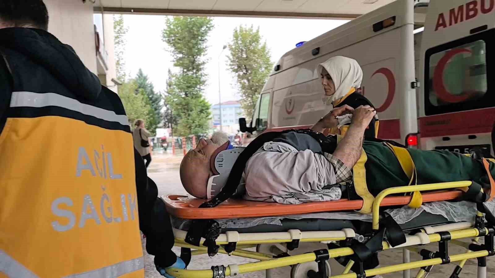 Otomobil bariyerlere saplandı; 1’i ağır 2 kişi yaralandı