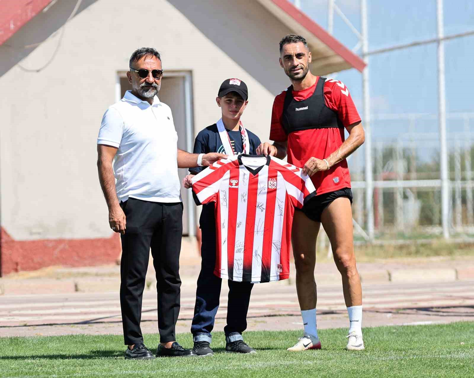 Sivasspor’dan minik taraftara jest